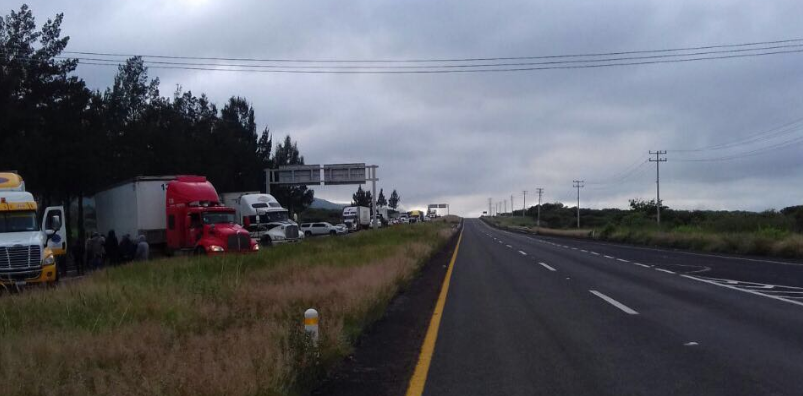 Normalistas bloquean Autopista de Occidente en Michoacán