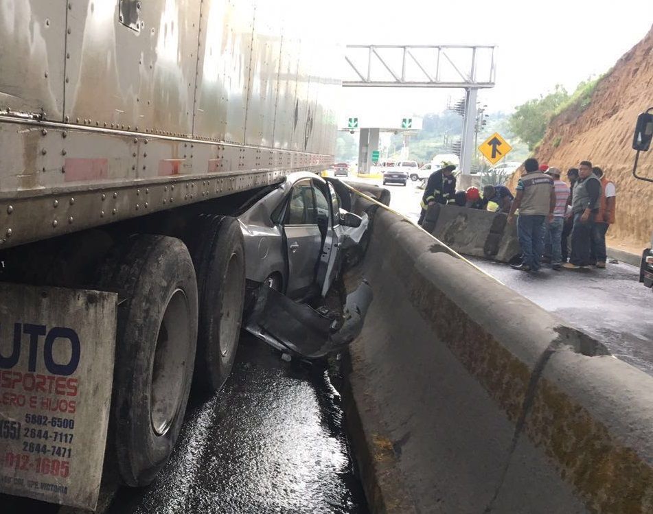 Tráiler impacta dos vehículos en autopista Chamapa-Lechería