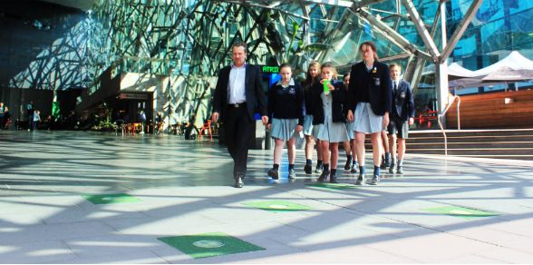 Baldosas que generan energía en cada pisada - badosas-4