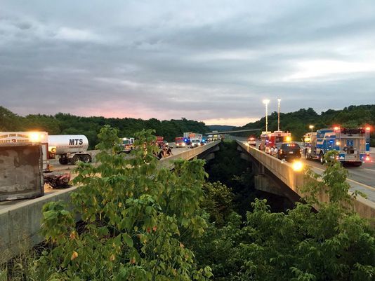 Enfermera trata de ayudar y cae desde una altura de 30 metros