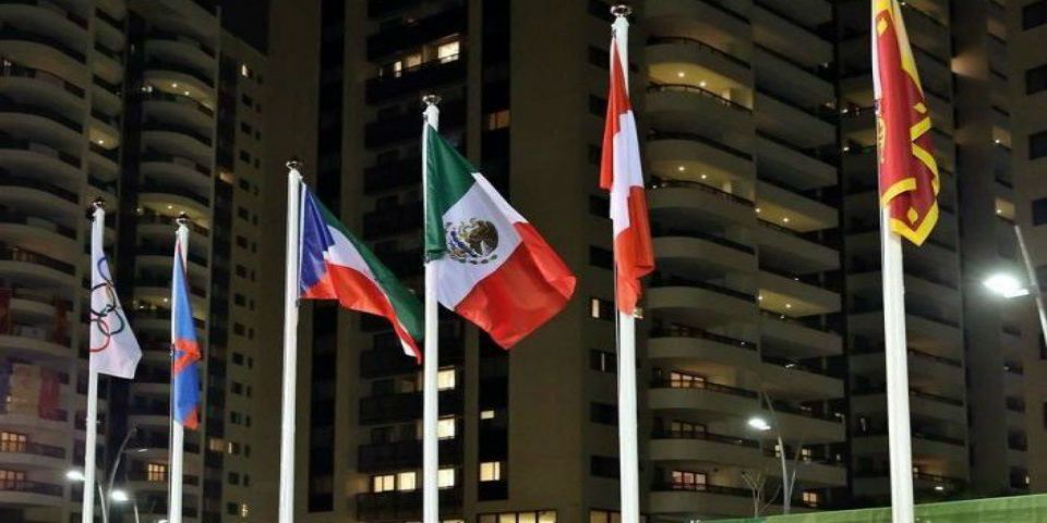Izan bandera mexicana en la Villa Olímpica