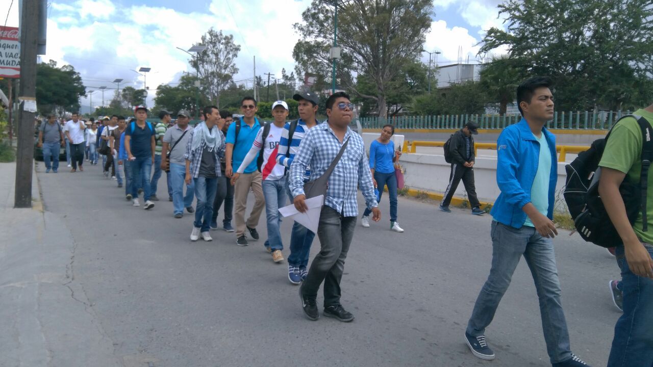 Estudiantes bloquean la Costera de Acapulco - bdafa916-0cd6-430f-989d-a72b8bbbef17