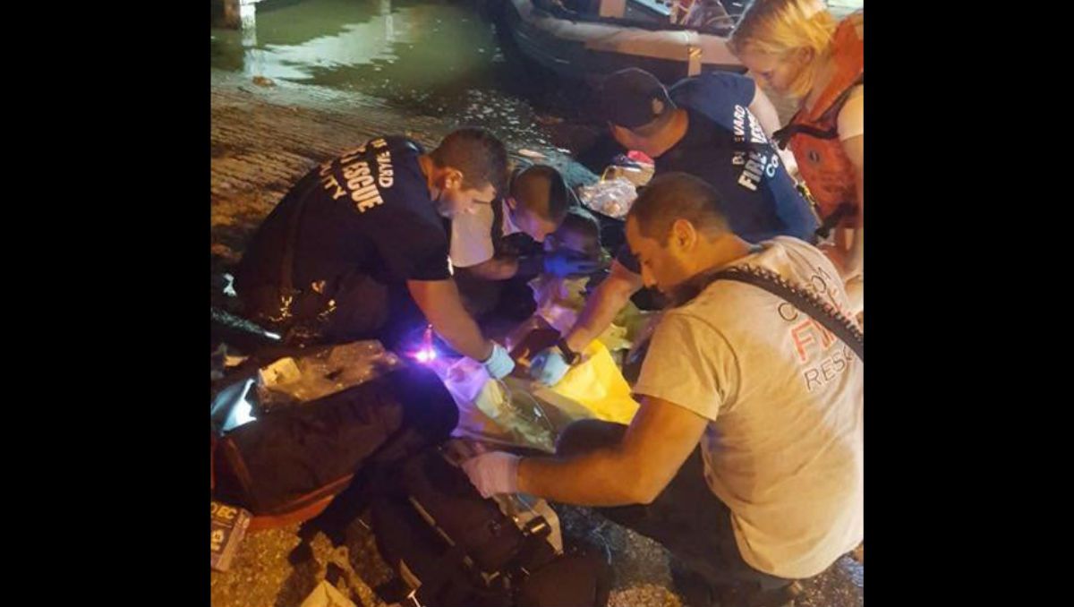 Rescatan a una bebé que pasó una hora debajo de un bote volcado - bebecc81-rescatada-bote-volcado-cnn-1