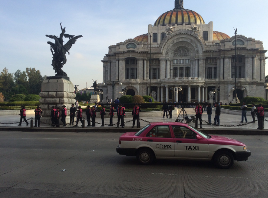 Policía aplica dispositivo en Bellas Artes por despedida a Juan Gabriel