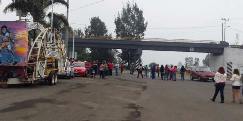 CNTE bloquea la Morelia-Pátzcuaro y secuestra 15 camiones