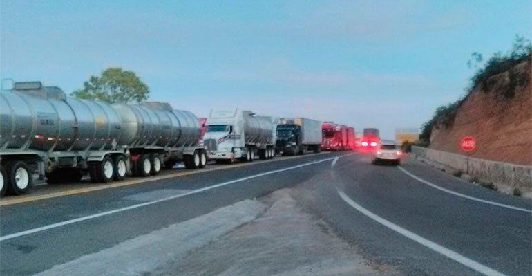 Toman maestros autobús de ADO en Oaxaca - bloqueos-oaxaca