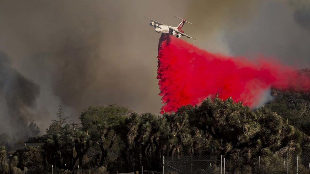 Tercer día sin lograr controlar incendio en California - blue-cut-fire-air-tanker-1024x576