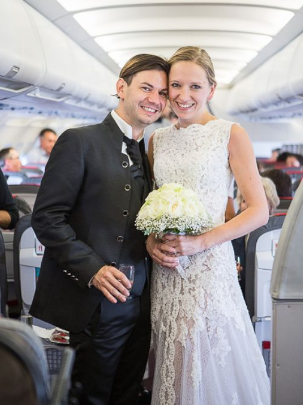 Le proponen matrimonio y se casan en pleno vuelo - boda-2