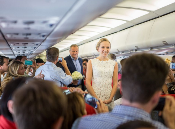 Le proponen matrimonio y se casan en pleno vuelo - boda-3