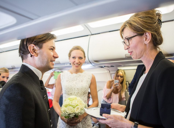 Le proponen matrimonio y se casan en pleno vuelo - boda-4