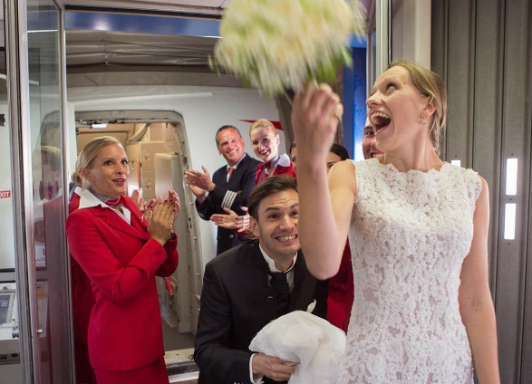 Le proponen matrimonio y se casan en pleno vuelo