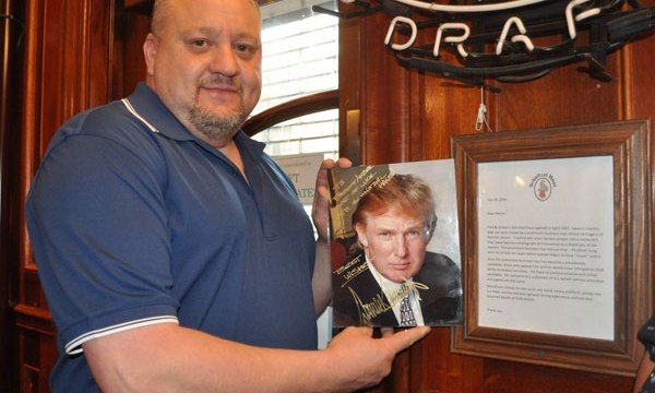 Restaurante en Nueva York retira foto autografiada de Trump - br-schnitzel-haus-trump-2016-08-05-bk01_i1