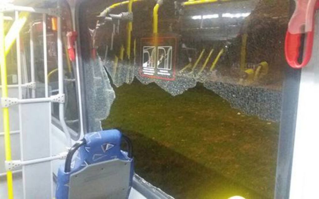 Atacan autobús de prensa en Río de Janeiro - bus-1470790459736-1024x638