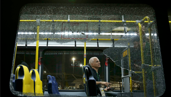 Atacan autobús de prensa en Río de Janeiro