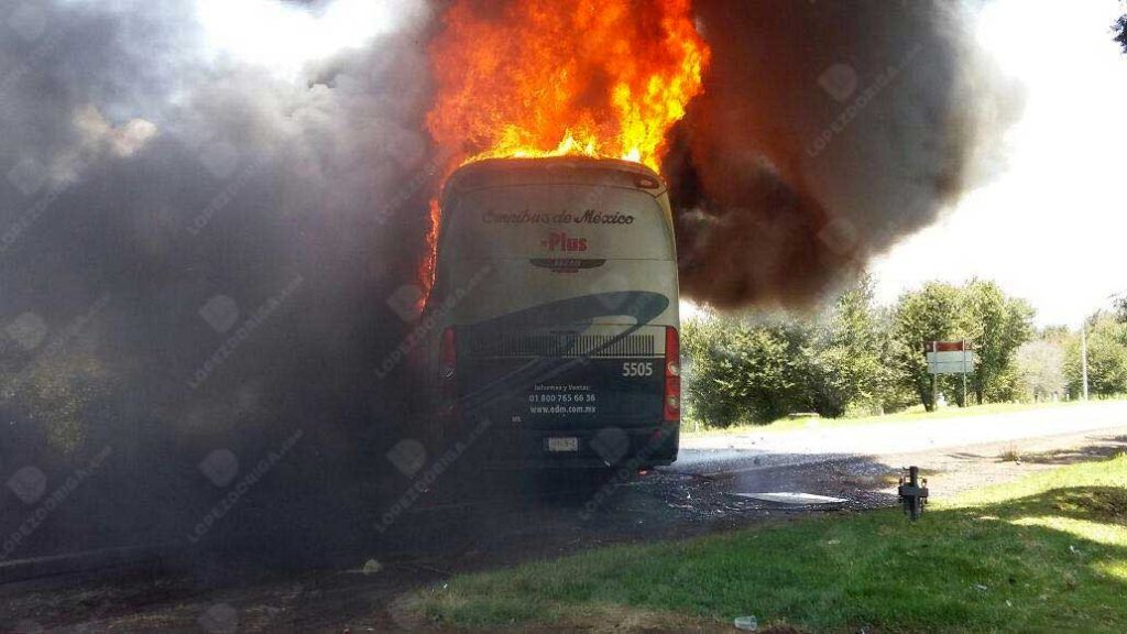 Normalistas queman autobús en Michoacán y se enfrentan a policías - camion-1024x576