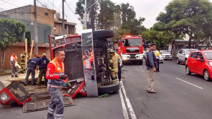 Vuelca camión maderero en Eje 3 Oriente