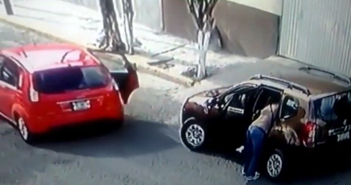 Video: madre evita que ladrones se lleven a sus hijos