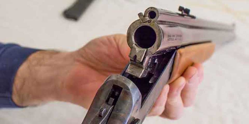 Mujer salva a familiar golpeando a agresores con carabina