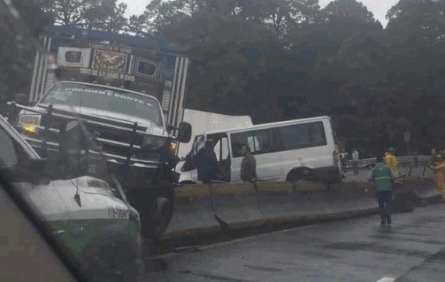Carambola de 12 vehículos en la México-Puebla