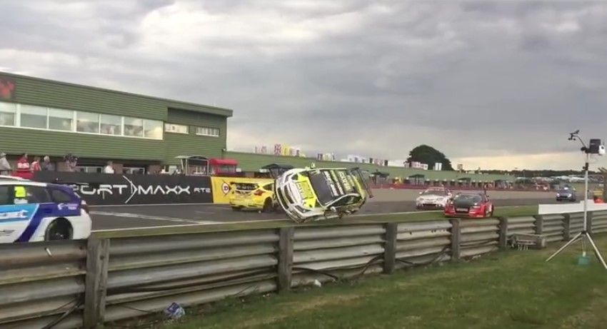 Video: choque y volcadura en carrera de autos termina derribando a camarógrafos