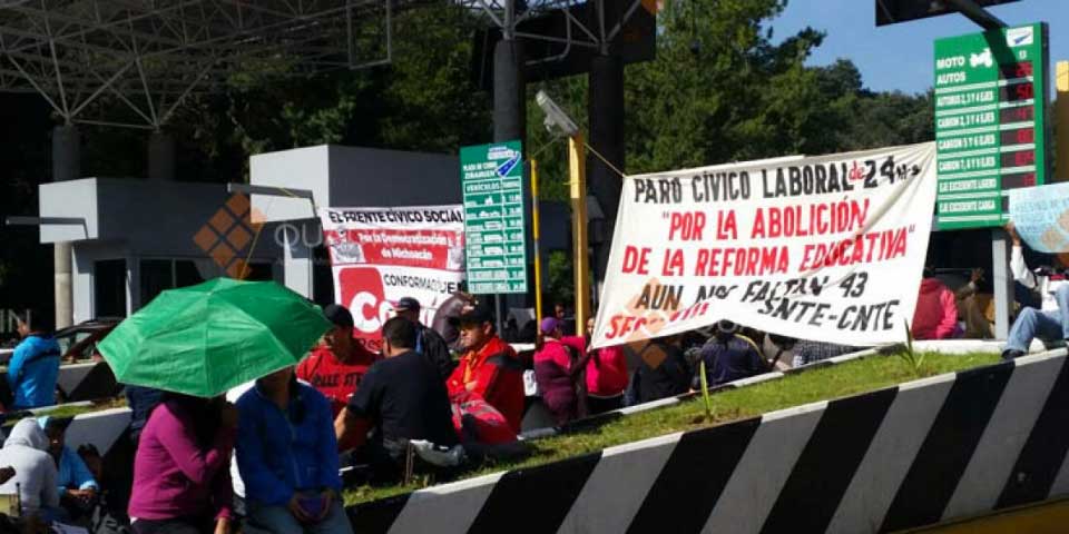 CNTE se manifiesta en casetas de Michoacán