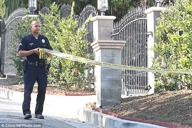 Policías rodean casa de Chris Brown - cb-3