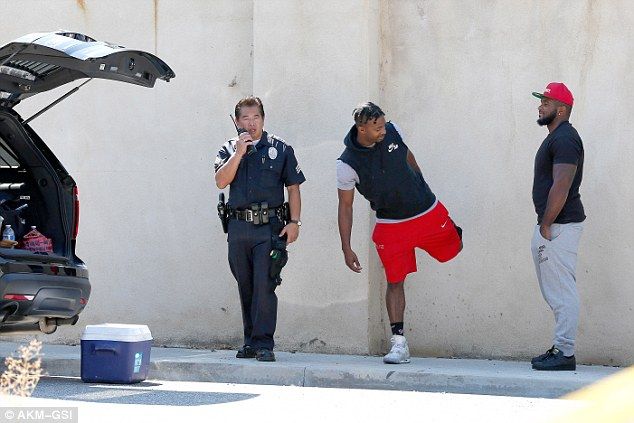 Policías rodean casa de Chris Brown - cb-4