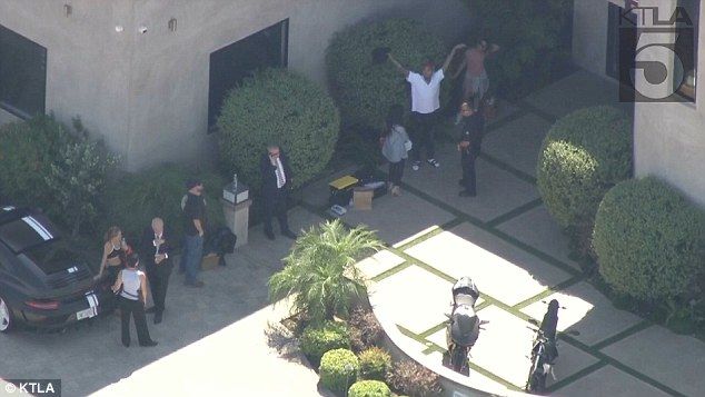 Policías rodean casa de Chris Brown