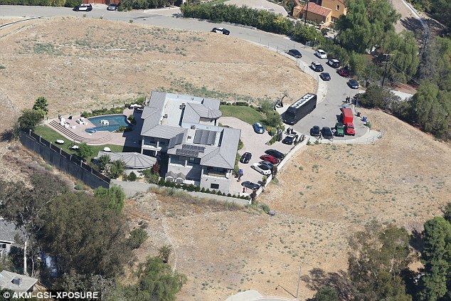 Policías rodean casa de Chris Brown - cb