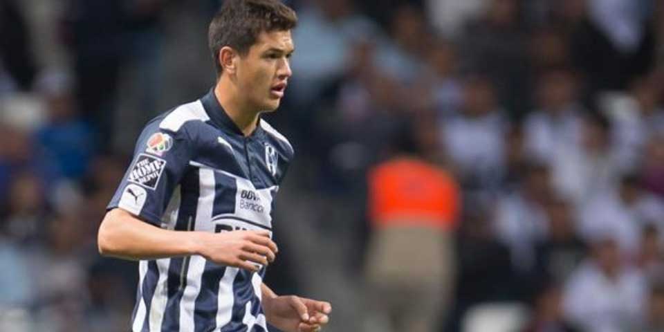 Trasladan a César Montes al hospital por golpe en el rostro