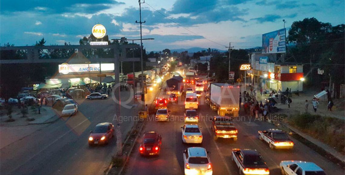 Maestros liberan camiones y permiten tránsito en autopista de Oaxaca