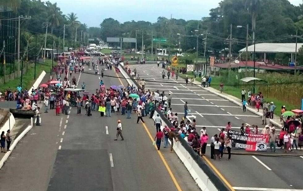 Campesinos chiapanecos bloquean ruta a Guatemala