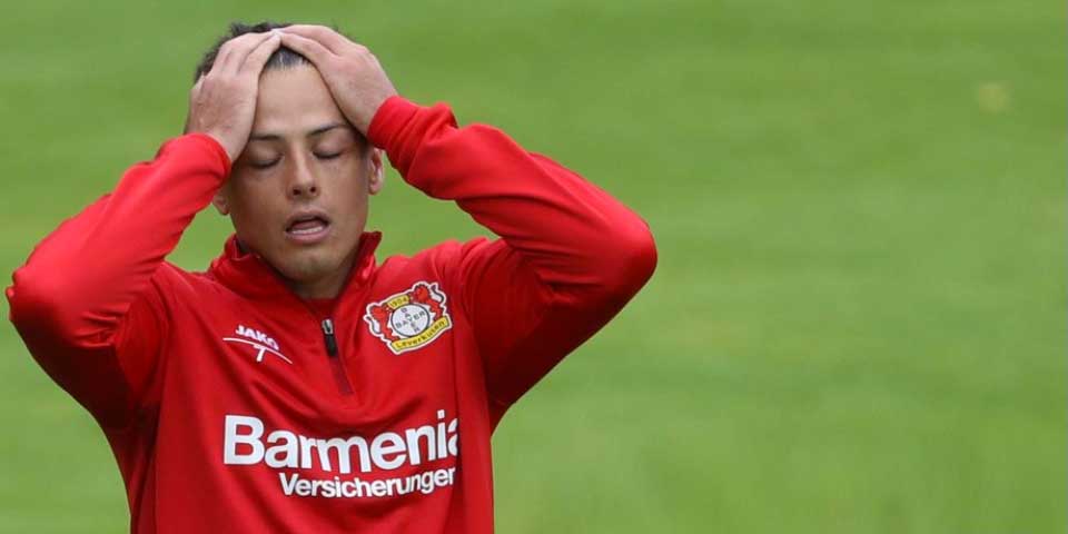 Chicharito publica foto de su mano tras operación