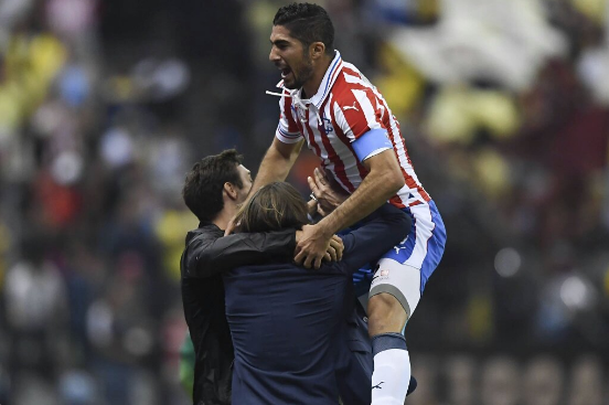 Humillan al América en el clásico de su centenario - chivas-4