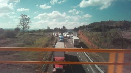 Choferes de tráileres retenidos en Nochixtlán bloquean autopista