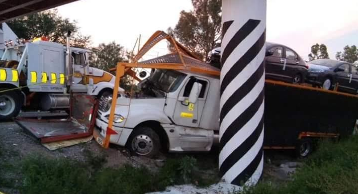 Muere conductor durante choque de 3 camiones en Guadalajara