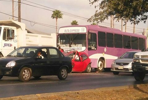 Choque de tres vehículos deja 12 lesionados en Nuevo León Choque de tres vehículos deja 12 lesionados en Nuevo León