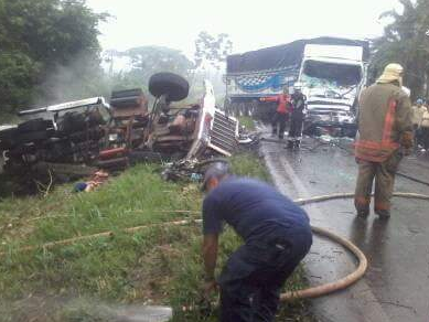Muere conductor durante choque de 3 camiones en Guadalajara - choque-traileres