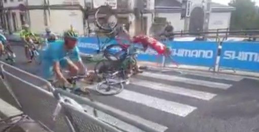 Video: caída del ciclista Kruijswijk provoca carambola