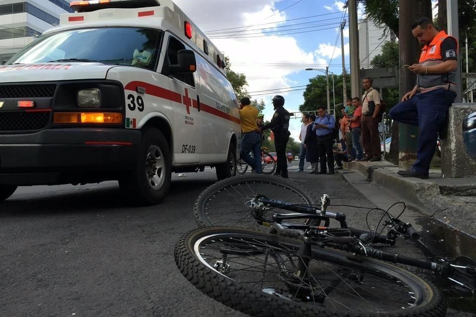 Atropella a ciclista por pasarse el alto en Avenida Cuauhtémoc
