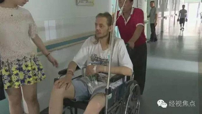 Hospitalizan a hombre que pasó 10 días en aeropuerto esperando su 'cita' - cirk