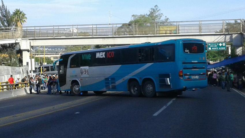 Maestros secuestran camiones en Oaxaca Maestros secuestran camiones en Oaxaca
