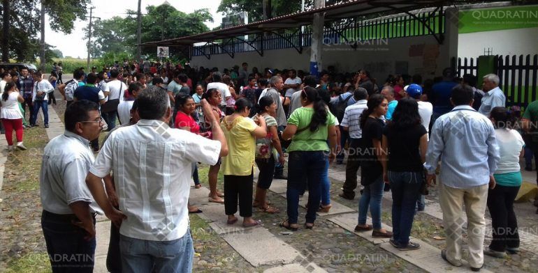 Padres de familia rompen candados de otra escuela en Tapachula