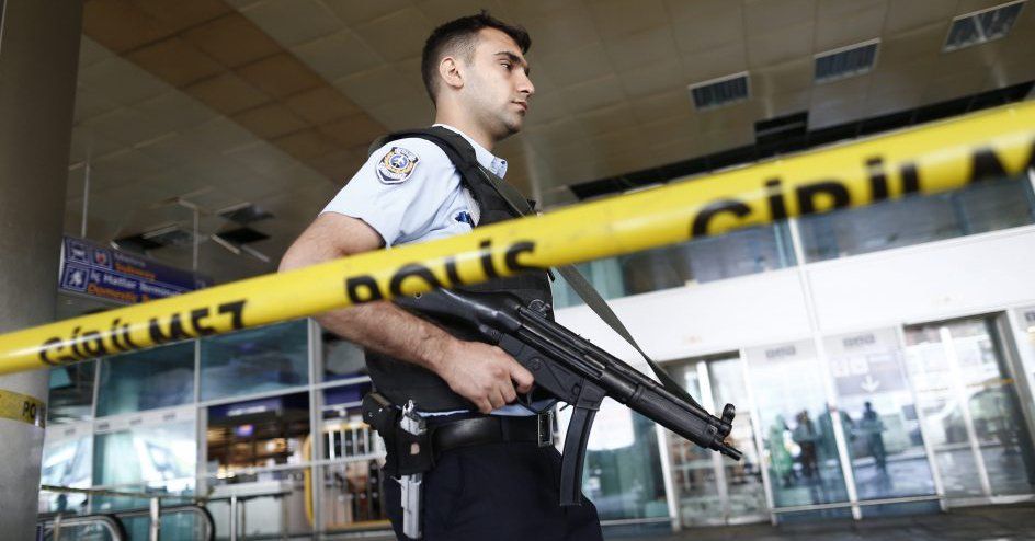 Explotan dos coches bomba en Turquía. Al menos 7 muertos y 224 heridos Explotan dos coches bomba en Turquía. Al menos 7 muertos y 224 heridos