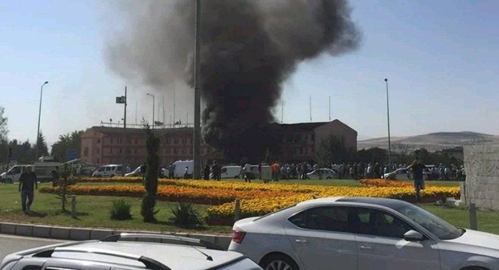 Explotan dos coches bomba en Turquía. Al menos 7 muertos y 224 heridos - coche-bomba-turquia2