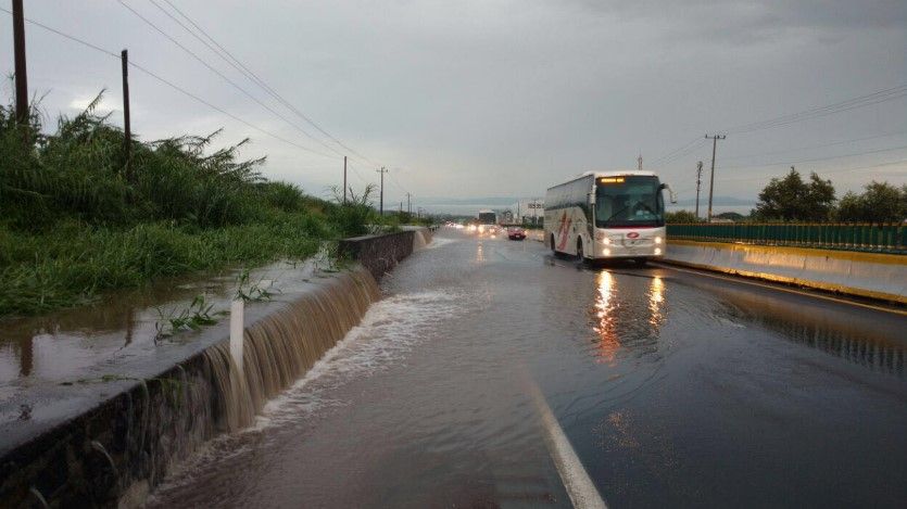 Deslave y desbordamiento de río afectan carreteras de Morelos - cuernavaca-chilpancingo-desbordamiento-PoliciaFedMx
