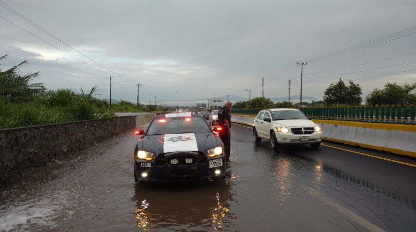 Deslave y desbordamiento de río afectan carreteras de Morelos