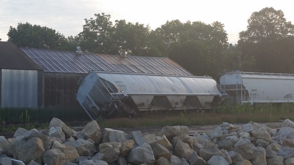 Vagón se descarrila sobre un bar llamado "Descarrilado" - derail2-1024x576
