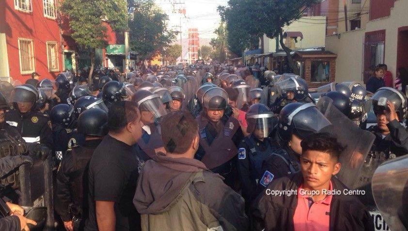 Riña entre policías y vecinos de la Morelos por desalojo - desalojo-granada-Radio-Centro