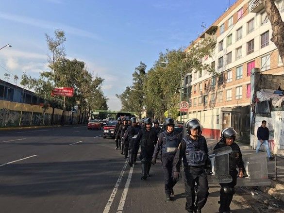 Riña entre policías y vecinos de la Morelos por desalojo